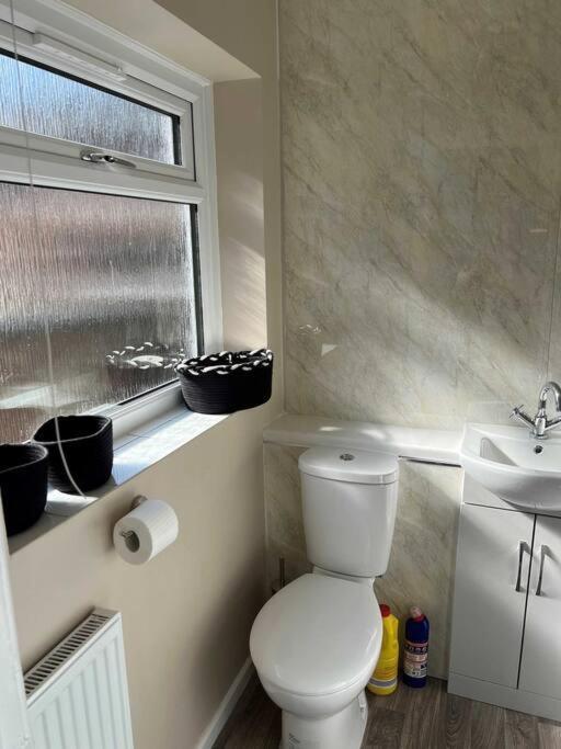 Spacious 2-Bedroom House In Stockton Heath With Free Wifi By Amazing Spaces Relocations Ltd Γουόρινγκτον Εξωτερικό φωτογραφία