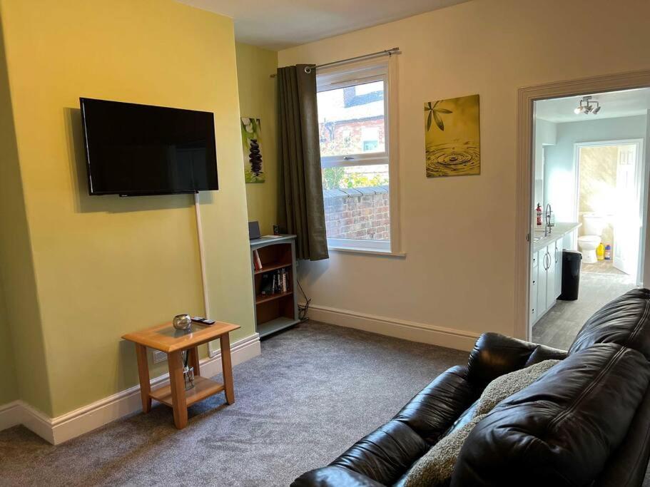 Spacious 2-Bedroom House In Stockton Heath With Free Wifi By Amazing Spaces Relocations Ltd Γουόρινγκτον Εξωτερικό φωτογραφία