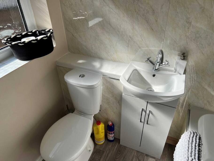 Spacious 2-Bedroom House In Stockton Heath With Free Wifi By Amazing Spaces Relocations Ltd Γουόρινγκτον Εξωτερικό φωτογραφία