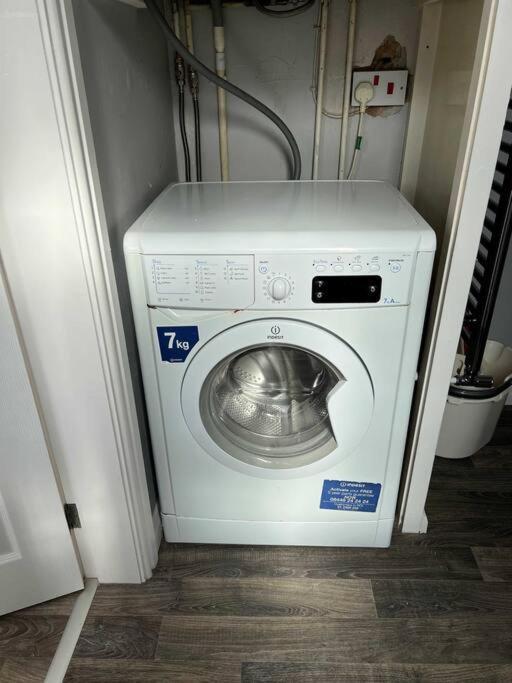 Spacious 2-Bedroom House In Stockton Heath With Free Wifi By Amazing Spaces Relocations Ltd Γουόρινγκτον Εξωτερικό φωτογραφία